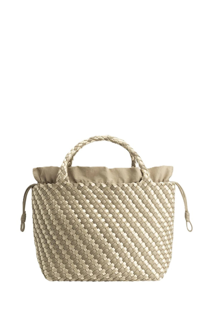 Tasche Marrea Medium Oysters Champagne. Diese Tasche besticht durch ihre besondere, handgewebte Optik und verbindet lässige Eleganz mit dem modernen Strandlook. Die Größe bietet genügend Raum für alle wichtigen Essentials. Sie hat zwei Top-Griffe und goldene Details, wie den Hakenverschluss und eine Innentasche. 