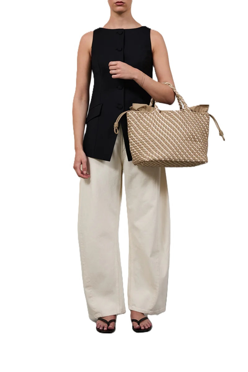Tasche Marrea Medium Oysters Champagne. Diese Tasche besticht durch ihre besondere, handgewebte Optik und verbindet lässige Eleganz mit dem modernen Strandlook. Die Größe bietet genügend Raum für alle wichtigen Essentials. Sie hat zwei Top-Griffe und goldene Details, wie den Hakenverschluss und eine Innentasche. 