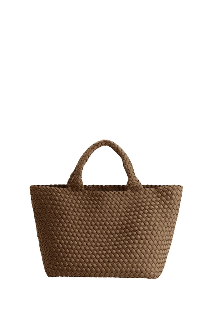 Tasche Marrea Medium in Retro Sand. Diese Tasche besticht durch ihre besondere, handgewebte Optik und verbindet lässige Eleganz mit dem modernen Strandlook. Die Größe bietet genügend Raum für alle wichtigen Essentials. Sie hat zwei Top-Griffe und goldene Details und einen Hakenverschluss.