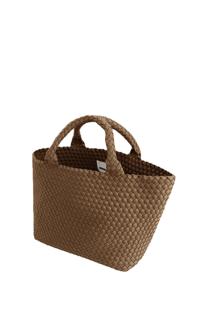 Tasche Marrea Medium in Retro Sand. Diese Tasche besticht durch ihre besondere, handgewebte Optik und verbindet lässige Eleganz mit dem modernen Strandlook. Die Größe bietet genügend Raum für alle wichtigen Essentials. Sie hat zwei Top-Griffe und goldene Details und einen Hakenverschluss.