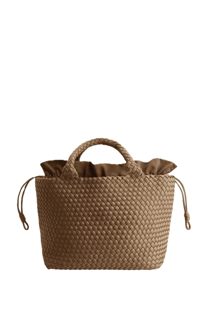 Tasche Marrea Medium in Retro Sand. Diese Tasche besticht durch ihre besondere, handgewebte Optik und verbindet lässige Eleganz mit dem modernen Strandlook. Die Größe bietet genügend Raum für alle wichtigen Essentials. Sie hat zwei Top-Griffe und goldene Details und einen Hakenverschluss.