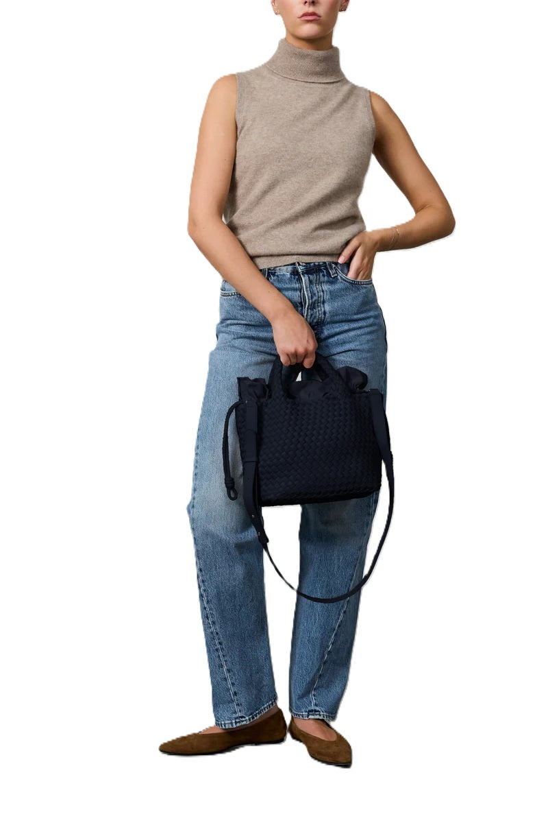 Handtasche von der Marke Marrea in gewebter Strandoptik mit zwei Griffen und verstellbarem Schultergurt in dunkelblau.