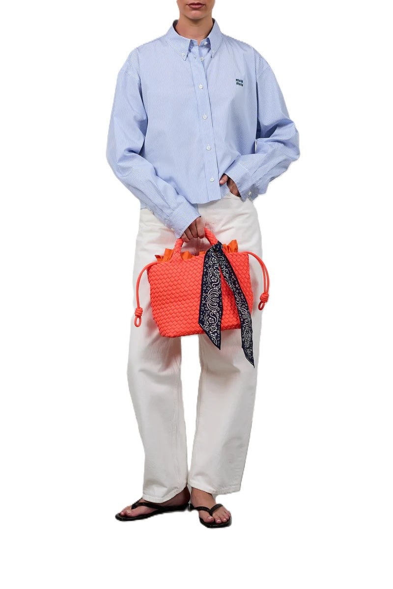 Tasche Marrea Midi Aperitivo Ready. Diese kleine Tasche in orange besticht durch ihre besondere, handgewebte Optik und verbindet lässige Eleganz mit dem modernen Strandlook. Die Größe bietet genügend Raum für alle wichtigen Essentials. Sie hat zwei Top-Griffe zum Tragen.