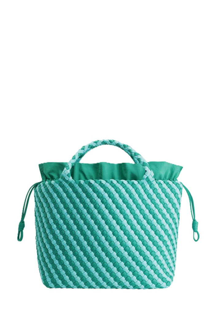 Tasche Marrea Medium Vista Mare. Diese Tasche in türkis und blau besticht durch ihre besondere, handgewebte Optik und verbindet lässige Eleganz mit dem modernen Strandlook. Die Größe bietet genügend Raum für alle wichtigen Essentials. Sie hat zwei Top-Griffe und goldene Details, wie den Hakenverschluss und Innentasche.