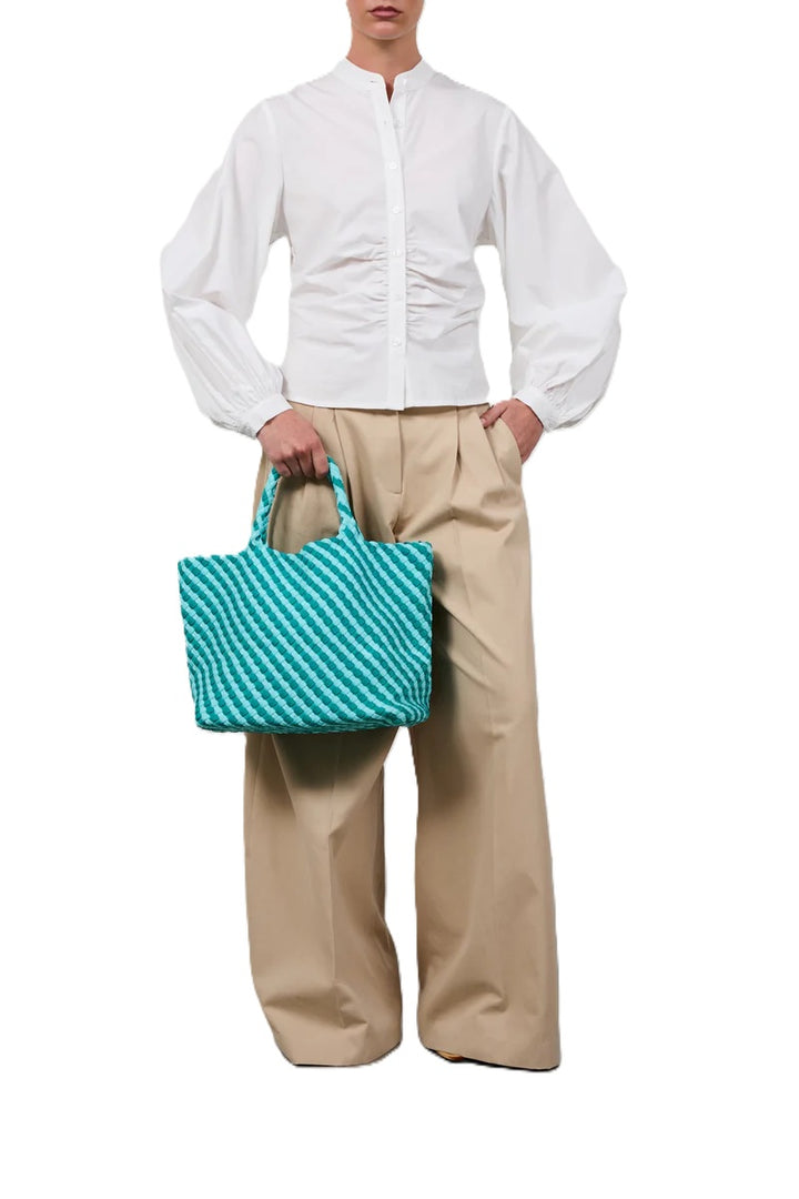 Tasche Marrea Medium Vista Mare. Diese Tasche in türkis und blau besticht durch ihre besondere, handgewebte Optik und verbindet lässige Eleganz mit dem modernen Strandlook. Die Größe bietet genügend Raum für alle wichtigen Essentials. Sie hat zwei Top-Griffe und goldene Details, wie den Hakenverschluss und Innentasche.