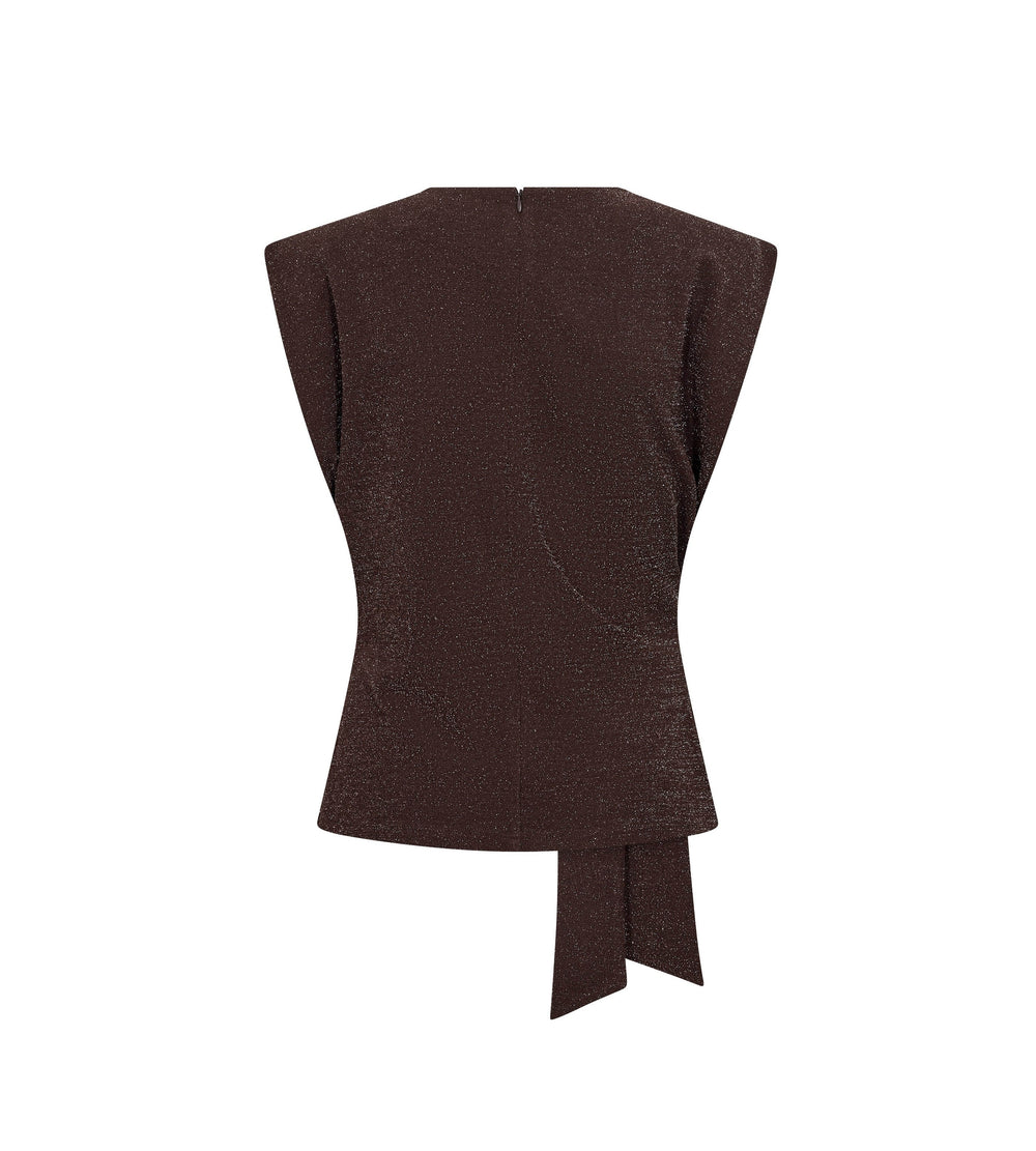 Top Co’Couture EstiCC Pleat in Bison mit schimmerndem Stoff und feminin taillierter Silhouette. Die ärmellose Form mit überschnittenen Schultern, raffinierten Falten und drapiertem Ausschnitt geht in ein langes seitliches Bindeband über. Ein verdeckter Reißverschluss am Rücken rundet das elegante Design ab.
