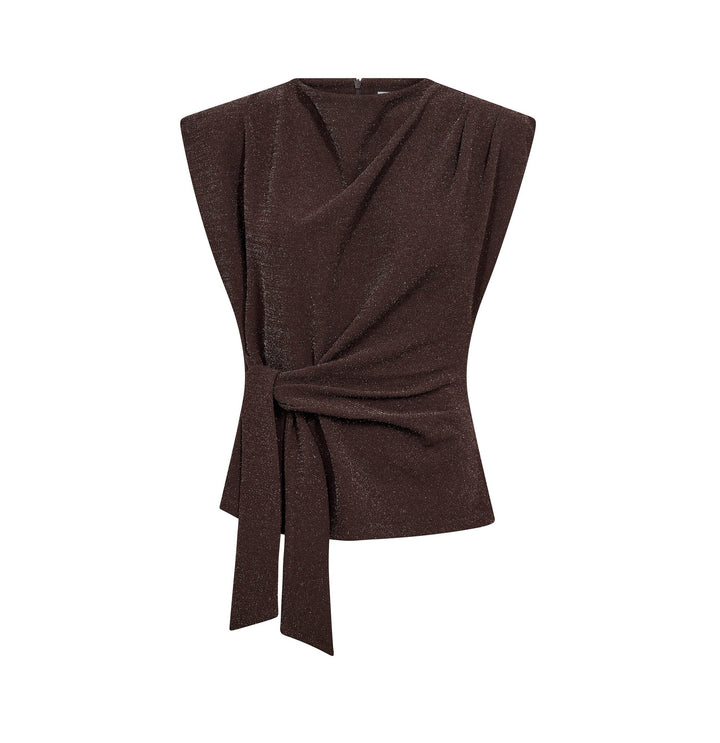 Top Co’Couture EstiCC Pleat in Bison mit schimmerndem Stoff und feminin taillierter Silhouette. Die ärmellose Form mit überschnittenen Schultern, raffinierten Falten und drapiertem Ausschnitt geht in ein langes seitliches Bindeband über. Ein verdeckter Reißverschluss am Rücken rundet das elegante Design ab.