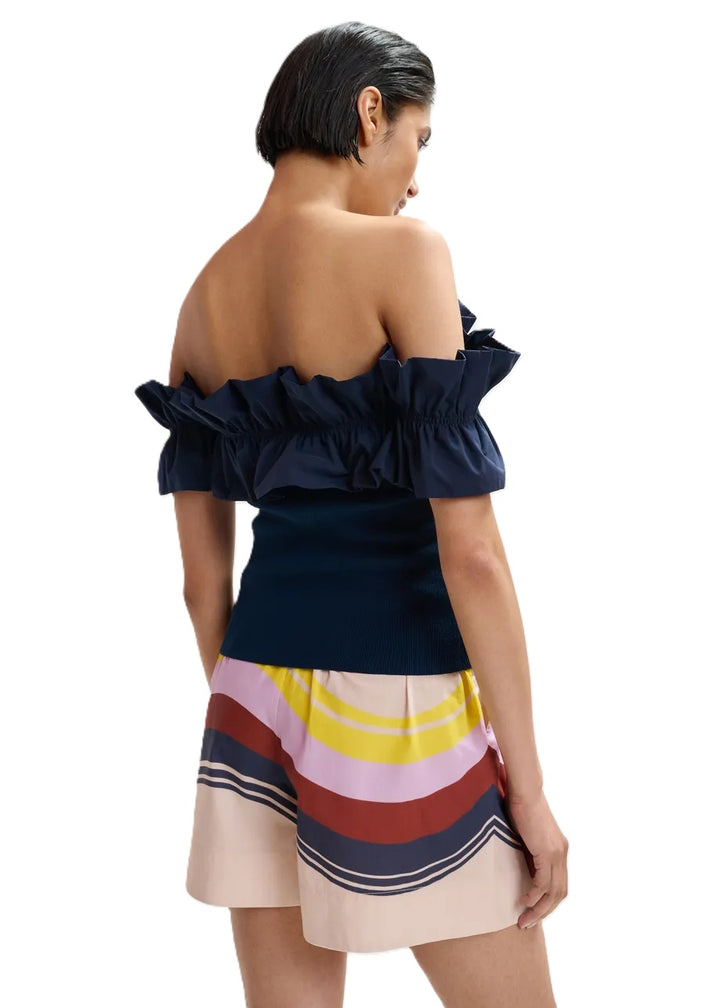 Shirt Essentiel Antwerp JAQUA KNITTED TOP in blau. Das schulterfreie Top liegt eng am Körper an. Der elastische Ausschnitt wird von einer voluminösen Rüsche umrahmt, die sich über die Schultern erstreckt. Die Rippenstrickdetails betonen die figurbetonte Passform.