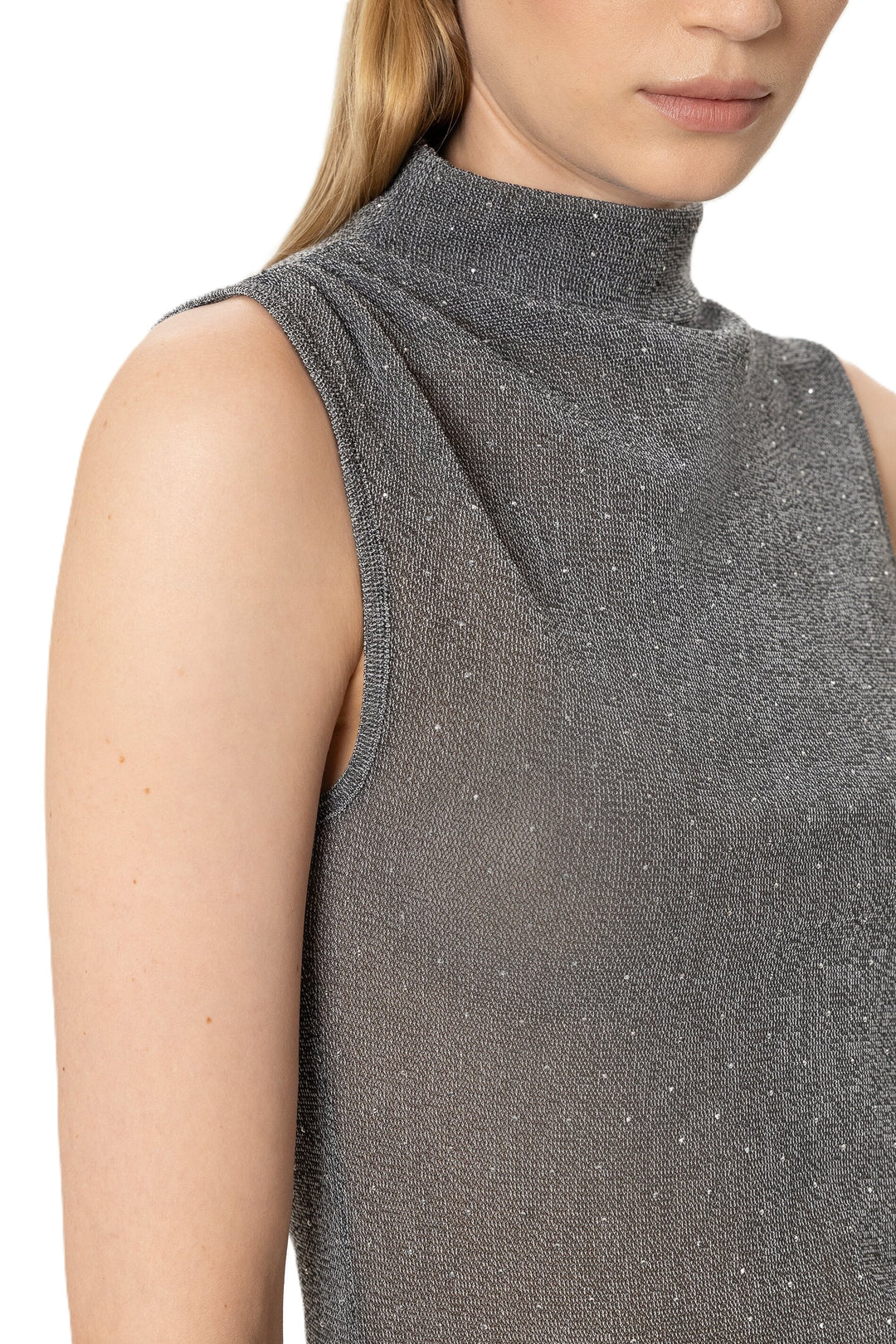 Silber-graues Mesh-Top von Luisa Cerano mit Glitzerstein-Besatz, angeschnittenem Rollkragen und körpernaher Passform.