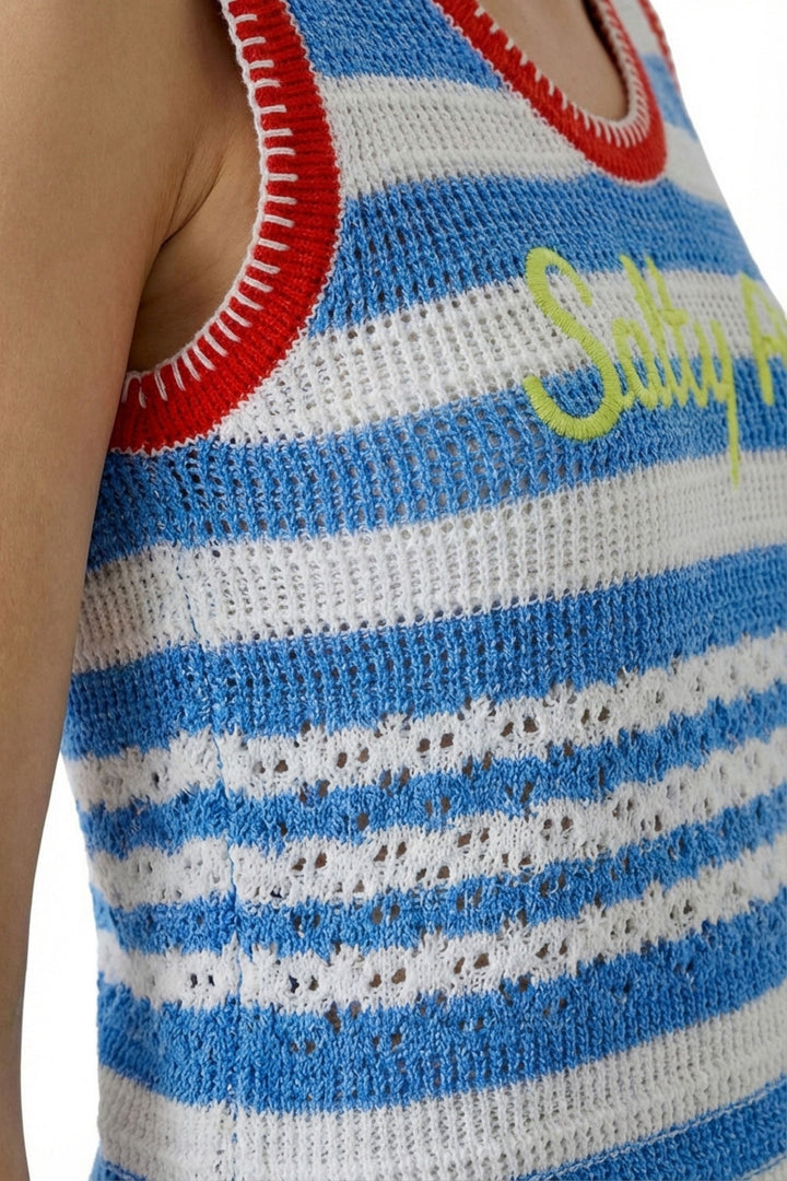 Top Oui. Dieses lässiges Stricktop in Häkeloptik mit kontrastfarbener Stickerei ist ein richtiges Highlight. Das Shirt besteht aus reiner Baumwolle. Es ist lässig geschnitten und hat eine verkürzte Länge. Der Rundhalsausschnitt hat eine Blende. Das Shirt hat breite Träger und ist hinten hochgeschlossen.