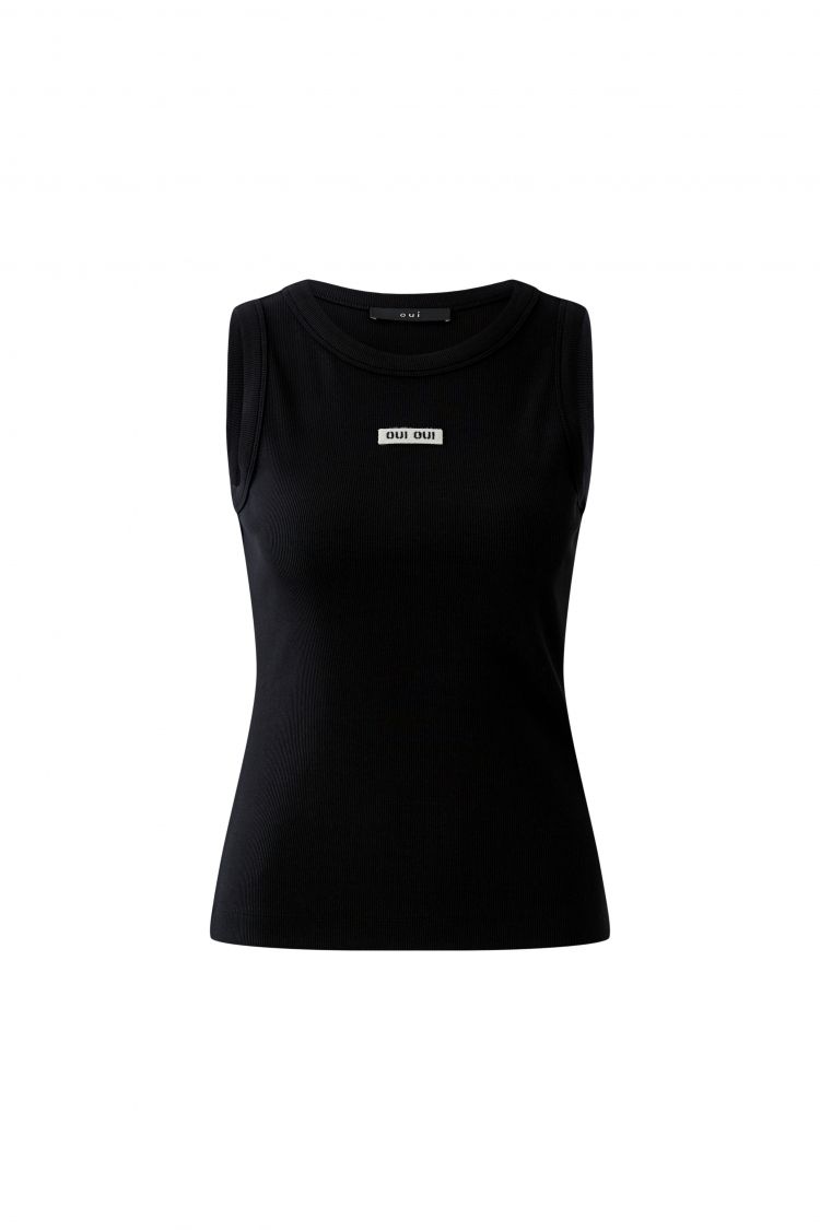 Top von Oui in schwarz mit weißem Logo auf der Vorderseite. Tanktop mit schmaler Form. 