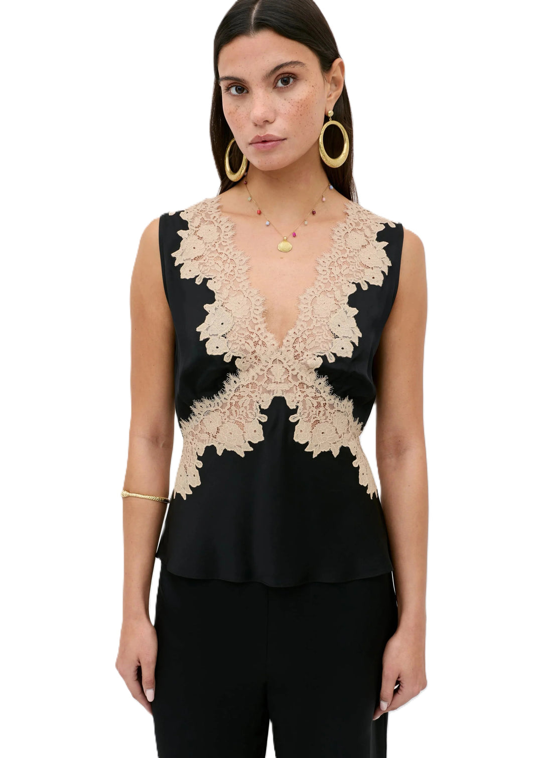 Top Rixo Emmie Top. Schönes Top in schwarz aus Viscose. Das Top hat vorne und hinten einen V-Ausschnitt der mit beiger Spitze umrandet ist. Das Top hat keine Ärmel und ist auf Figur geschnitten. Die Ware ist leicht und fließend.