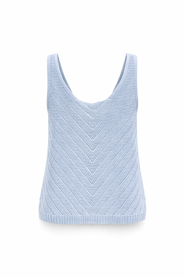 Handgefertigtes Stricktop mit breiten Trägern und rundem Ausschnitt in zartem Blau aus Leinen.