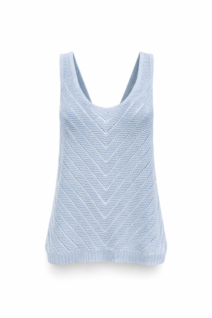 Handgefertigtes Stricktop mit breiten Trägern und rundem Ausschnitt in zartem Blau aus Leinen.