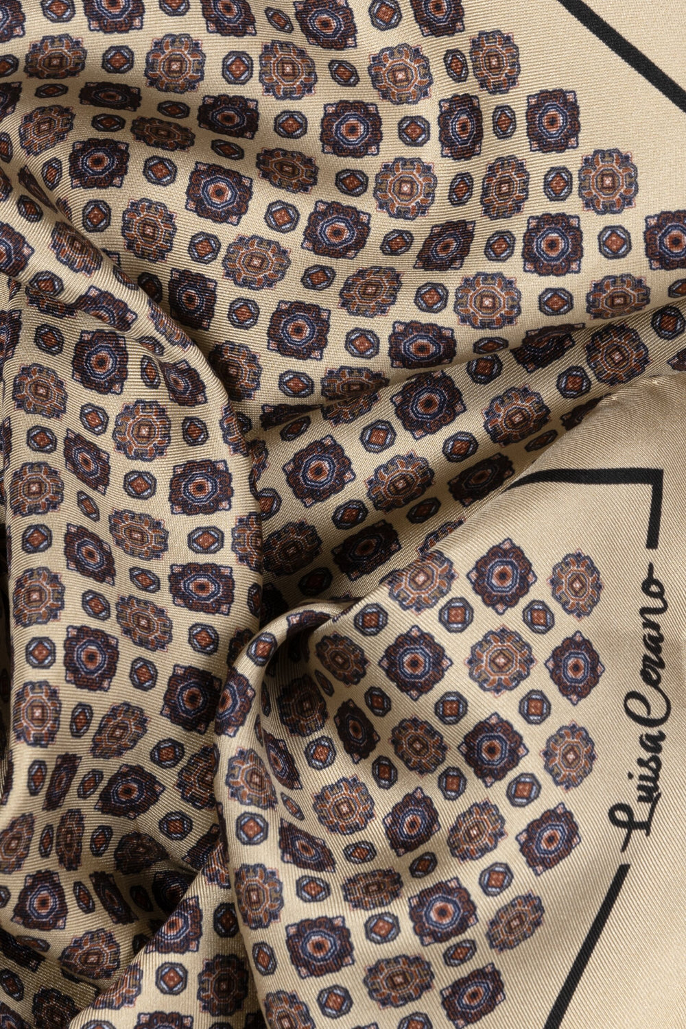 Tuch Luisa Cerano in Multi. Dieses kleine, quadratische Tuch aus 100 % Seide begeistert mit seinem exklusiven Krawattenmuster und einer edlen, eleganten Ausstrahlung. Sorgfältig eingefasste Kanten.
