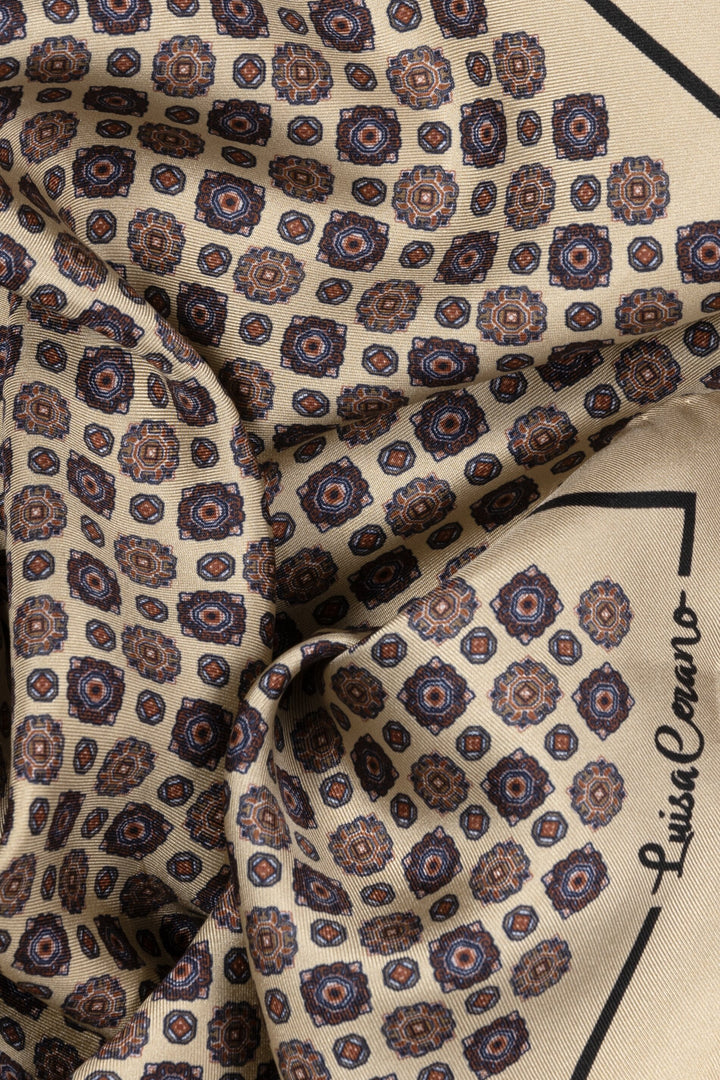 Tuch Luisa Cerano in Multi. Dieses kleine, quadratische Tuch aus 100 % Seide begeistert mit seinem exklusiven Krawattenmuster und einer edlen, eleganten Ausstrahlung. Sorgfältig eingefasste Kanten.