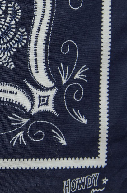 Tuch Oui in 0575 Dk Blue Blue. Quadratisches Tuch mit weiß-blauem Palmen- und Kakteenmuster, das sich viermal wiederholt. 100 % Baumwolle.