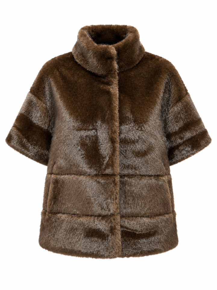 Wende-Jacke Mayar von PRIDE TO BE in Olive und Braun mit Kunstfell- und Nylonseite, Stehkragen, kurzen Ärmeln und verdeckter Knopfleiste.