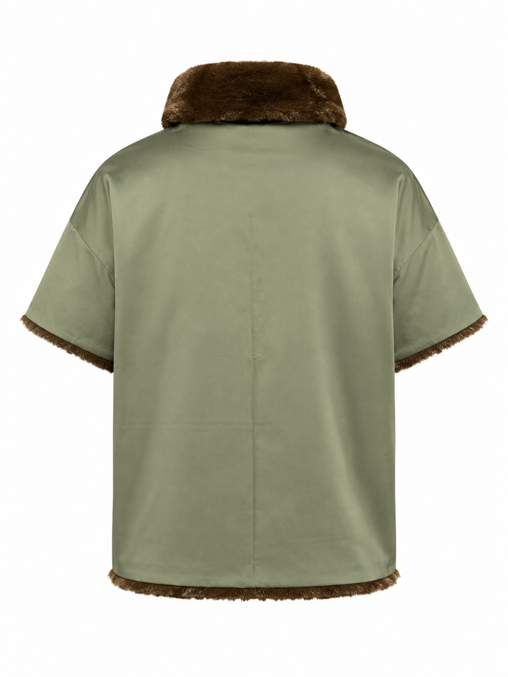 Wende-Jacke Mayar von PRIDE TO BE in Olive und Braun mit Kunstfell- und Nylonseite, Stehkragen, kurzen Ärmeln und verdeckter Knopfleiste.