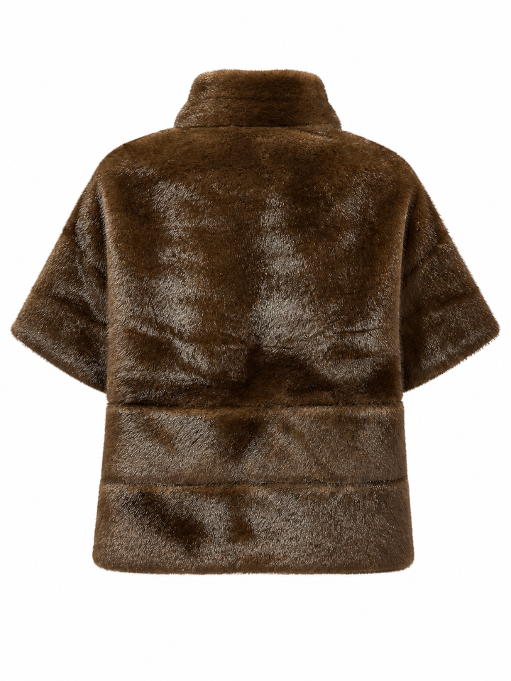 Wende-Jacke Mayar von PRIDE TO BE in Olive und Braun mit Kunstfell- und Nylonseite, Stehkragen, kurzen Ärmeln und verdeckter Knopfleiste.