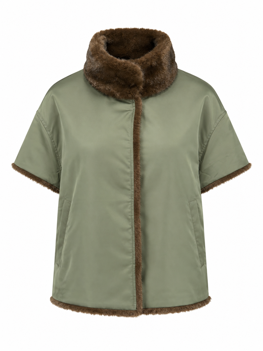 Wende-Jacke Mayar von PRIDE TO BE in Olive und Braun mit Kunstfell- und Nylonseite, Stehkragen, kurzen Ärmeln und verdeckter Knopfleiste.