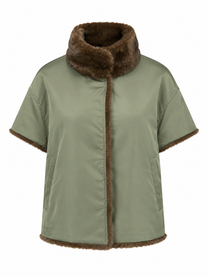 Wende-Jacke Mayar von PRIDE TO BE in Olive und Braun mit Kunstfell- und Nylonseite, Stehkragen, kurzen Ärmeln und verdeckter Knopfleiste.