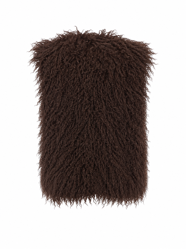 Eine dunkelbraune Weste aus Kunstfell ohne Ärmel. Sie hat einen V-Ausschnitt und lässt sich für perfekte Herbst und Winterlooks stylen.