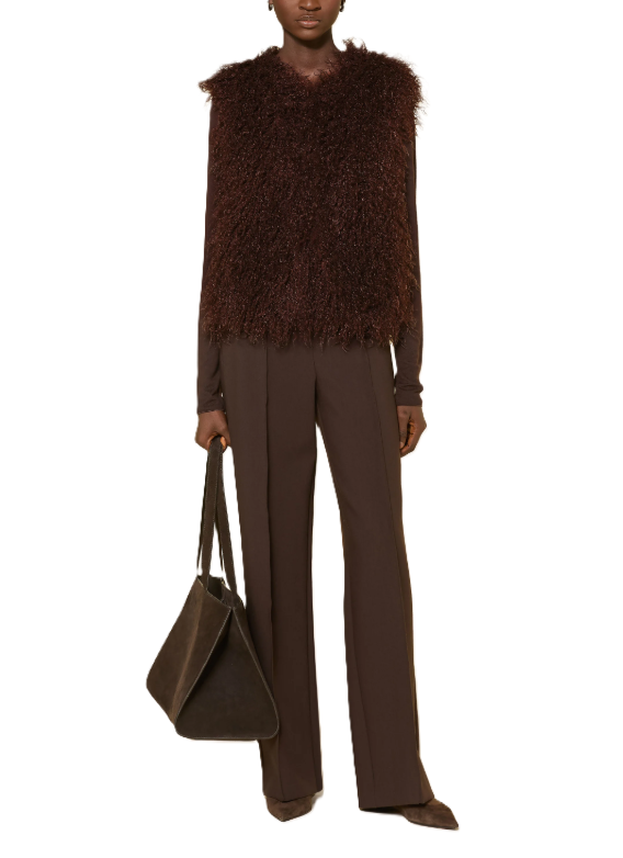 Eine dunkelbraune Weste aus Kunstfell ohne Ärmel. Sie hat einen V-Ausschnitt und lässt sich für perfekte Herbst und Winterlooks stylen.