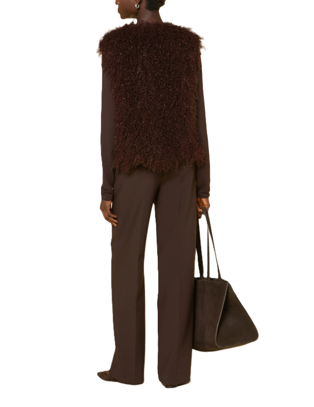 Eine dunkelbraune Weste aus Kunstfell ohne Ärmel. Sie hat einen V-Ausschnitt und lässt sich für perfekte Herbst und Winterlooks stylen.