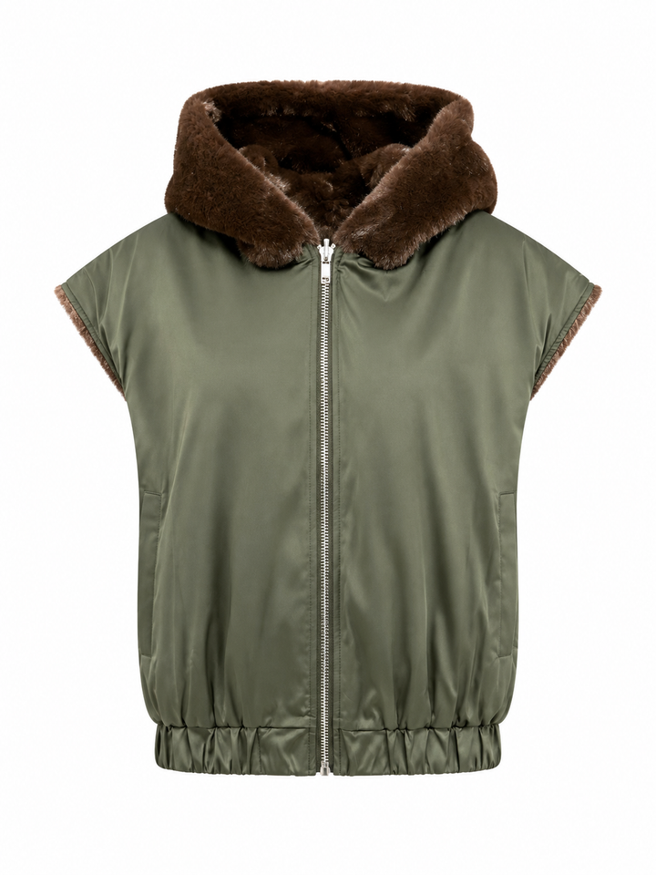 Wende-Weste Mia Reversible von PRIDE TO BE in Olive und Braun mit Kunstfell- und Nylonseite, großer Kapuze, boxy Schnitt und Reißverschluss.