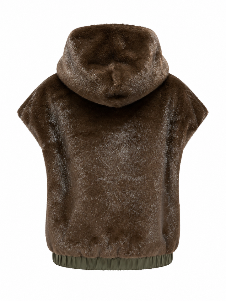 Wende-Weste Mia Reversible von PRIDE TO BE in Olive und Braun mit Kunstfell- und Nylonseite, großer Kapuze, boxy Schnitt und Reißverschluss.