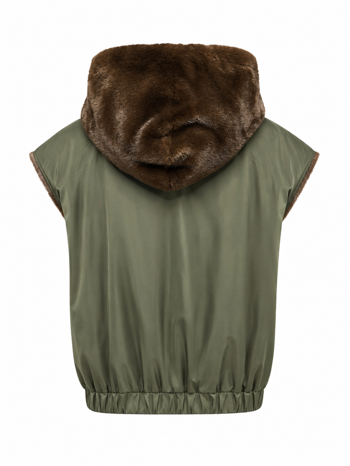 Wende-Weste Mia Reversible von PRIDE TO BE in Olive und Braun mit Kunstfell- und Nylonseite, großer Kapuze, boxy Schnitt und Reißverschluss.
