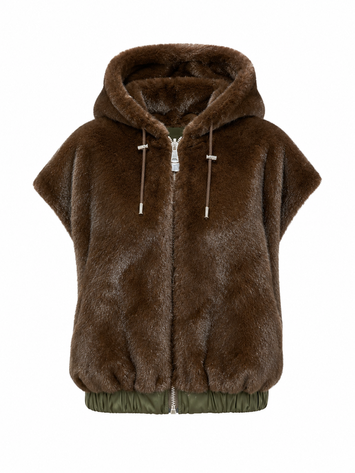 Wende-Weste Mia Reversible von PRIDE TO BE in Olive und Braun mit Kunstfell- und Nylonseite, großer Kapuze, boxy Schnitt und Reißverschluss.