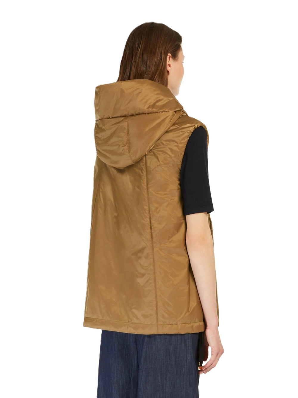Weste S Max Mara GREENGO in caramel. Gilet mit Kapuze und Kordelzug am Saum. Diese schöne wasserabweisende Weste aus einer leichten Wattierung besticht durch ihre Funktionalität. Sie ist federleicht. Auf der Vorderseite hat sie einen Reißverschluss. Ripsband an der Kapuze. 