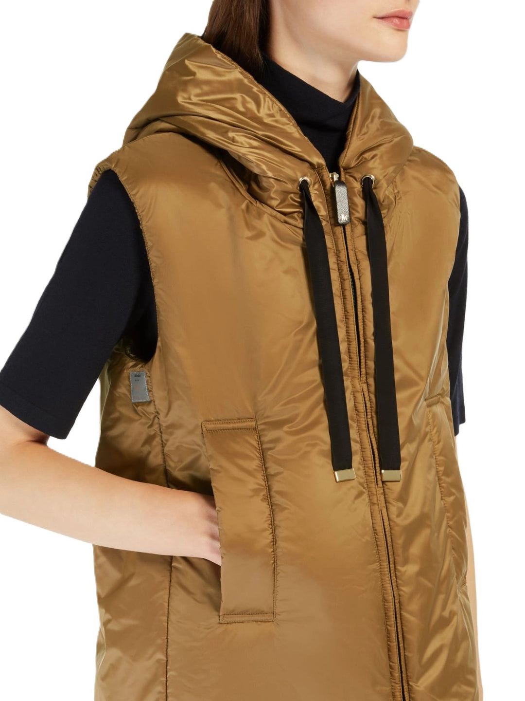 Weste S Max Mara GREENGO in caramel. Gilet mit Kapuze und Kordelzug am Saum. Diese schöne wasserabweisende Weste aus einer leichten Wattierung besticht durch ihre Funktionalität. Sie ist federleicht. Auf der Vorderseite hat sie einen Reißverschluss. Ripsband an der Kapuze. 