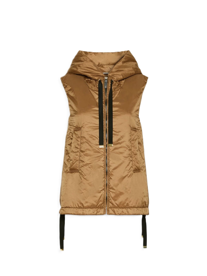 Weste S Max Mara GREENGO in caramel. Gilet mit Kapuze und Kordelzug am Saum. Diese schöne wasserabweisende Weste aus einer leichten Wattierung besticht durch ihre Funktionalität. Sie ist federleicht. Auf der Vorderseite hat sie einen Reißverschluss. Ripsband an der Kapuze. 