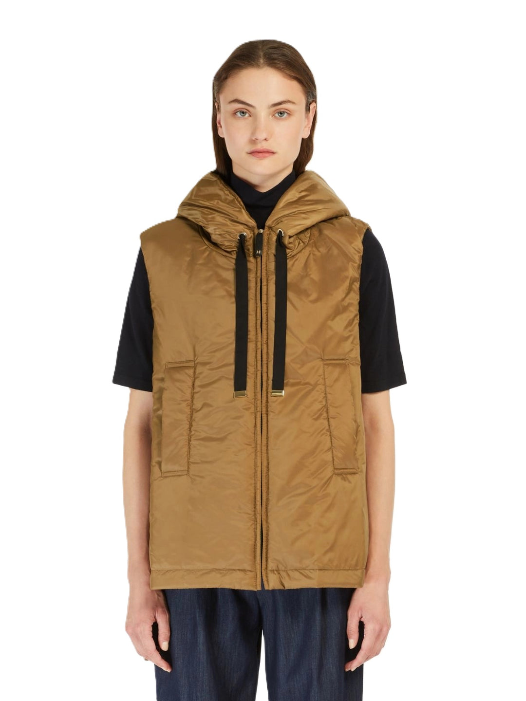 Weste S Max Mara GREENGO in caramel. Gilet mit Kapuze und Kordelzug am Saum. Diese schöne wasserabweisende Weste aus einer leichten Wattierung besticht durch ihre Funktionalität. Sie ist federleicht. Auf der Vorderseite hat sie einen Reißverschluss. Ripsband an der Kapuze. 