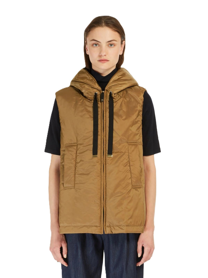Weste S Max Mara GREENGO in caramel. Gilet mit Kapuze und Kordelzug am Saum. Diese schöne wasserabweisende Weste aus einer leichten Wattierung besticht durch ihre Funktionalität. Sie ist federleicht. Auf der Vorderseite hat sie einen Reißverschluss. Ripsband an der Kapuze. 