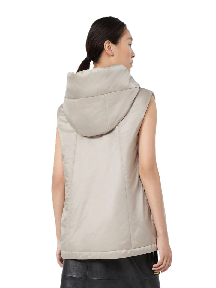 Weste S Max Mara GREENGO in ecru. Gilet mit Kapuze und Kordelzug am Saum. Diese schöne wasserabweisende Weste aus einer leichten Wattierung besticht durch ihre Funktionalität. Sie ist federleicht. Auf der Vorderseite hat sie einen Reißverschluss. Ripsband an der Kapuze. 