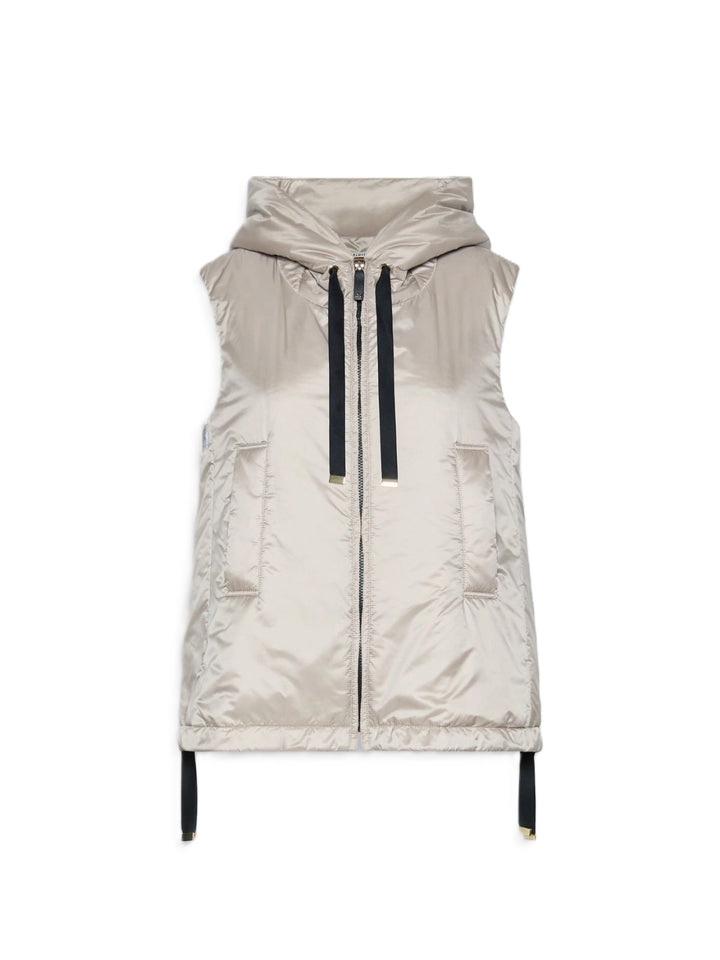 Weste S Max Mara GREENGO in ecru. Gilet mit Kapuze und Kordelzug am Saum. Diese schöne wasserabweisende Weste aus einer leichten Wattierung besticht durch ihre Funktionalität. Sie ist federleicht. Auf der Vorderseite hat sie einen Reißverschluss. Ripsband an der Kapuze. 