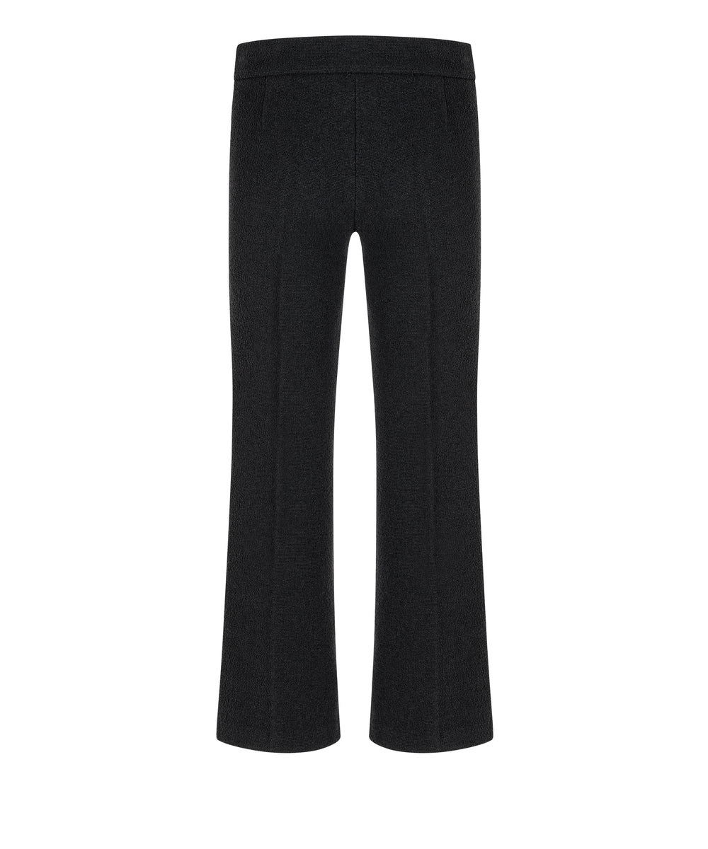 Hose Cambio Faith Patched Pocket in Schwarz. Ausgestelltes Bein mit klassischen Bügelfalten und breitem Bund. Aufgesetzte Fronttaschen mit goldfarbenen Knöpfen. Schlichte Rückseite.