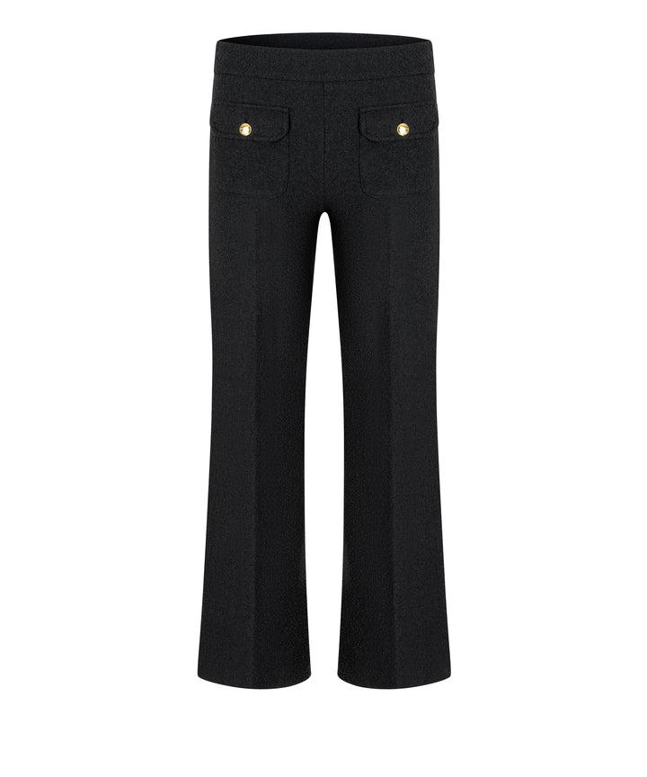 Hose Cambio Faith Patched Pocket in Schwarz. Ausgestelltes Bein mit klassischen Bügelfalten und breitem Bund. Aufgesetzte Fronttaschen mit goldfarbenen Knöpfen. Schlichte Rückseite.