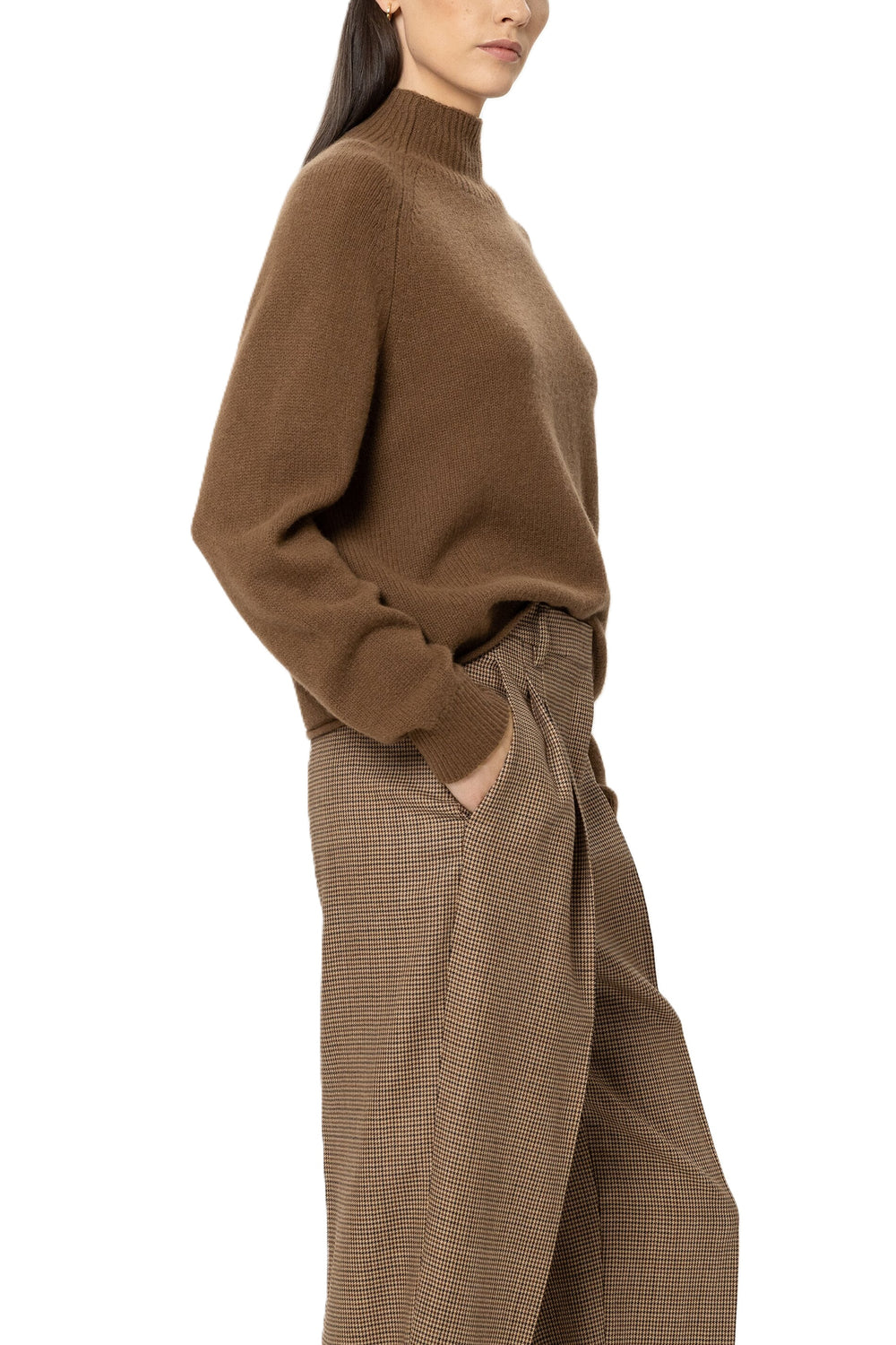 Pullover Luisa Cerano Turtleneck aus Kaschmir-Mix. Dieser leichte Pullover aus weichem Kaschmir-Mix überzeugt mit seinem kurzen, kastigen Schnitt und einer lässigen Silhouette. Der angeschnittene Ripp-Kragen, Raglanärmel und feine Minderungsdetails runden das Design stilvoll ab.