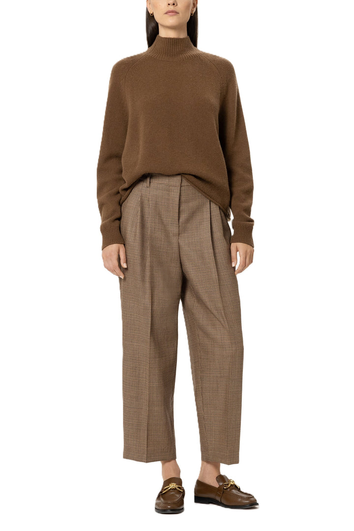 Pullover Luisa Cerano in Caramel Braun. Leichter Pullover aus weichem Kaschmir-Mix mit kurzem und kastigen Schnitt. Angeschnittene Ripp-Kragen und Raglanärmel.